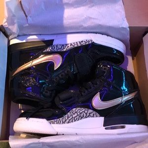 Black and gold Nike air Jordan’s men’s size 5